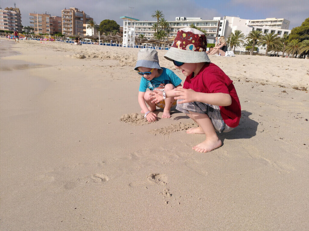 Familienurlaub auf Mallorca - Spielen am Strand von Palmanova mit Kindern