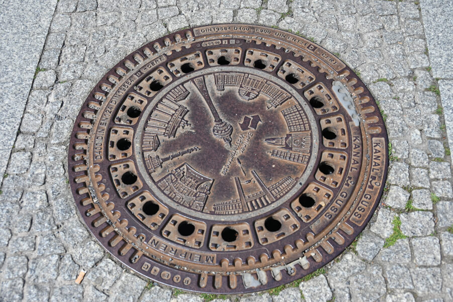Pfingsten in Berlin mit Kindern zum verlängerten Wochenende - gestalteter Einstiegsschacht (Gullideckel) mit Berlinmotiv
