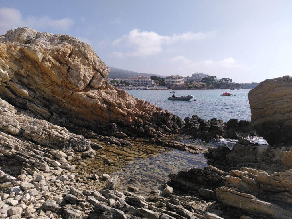 Familienurlaub auf Mallorca - Hundestrand mit vielen Steinen und anderen Schätzen für Kinder