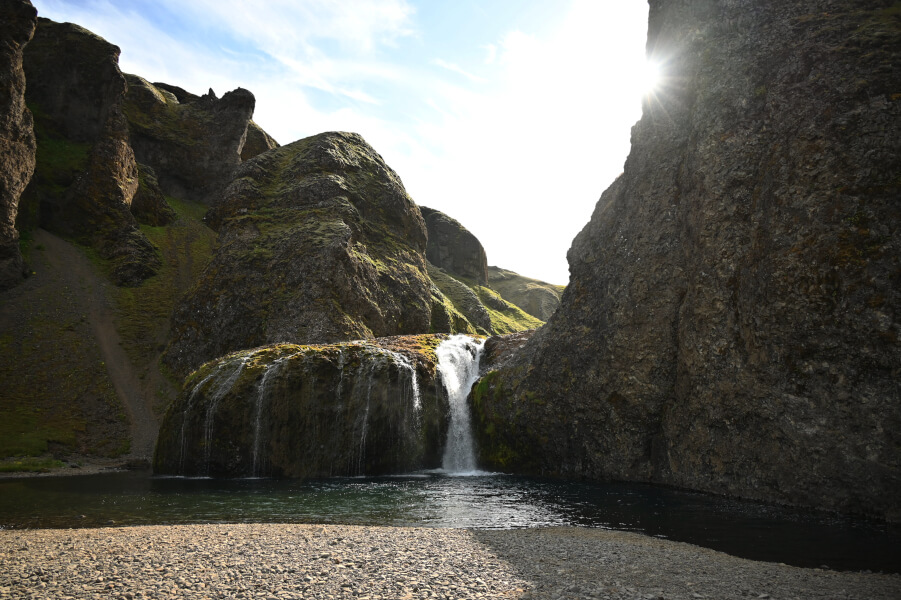 7 spannende Wasserfälle in Südisland mit Kindern entdecken - Stjornarfoss hier baden Isländer und springen vom Wasserfall