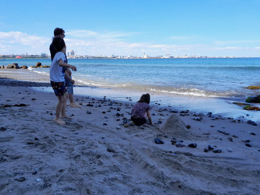 Ostjütland mit Kindern - Familienurlaub zwischen Aarhus, Hou und Legoland Billund - entspannte Stunden am Strand mit Blick auf Aarhus