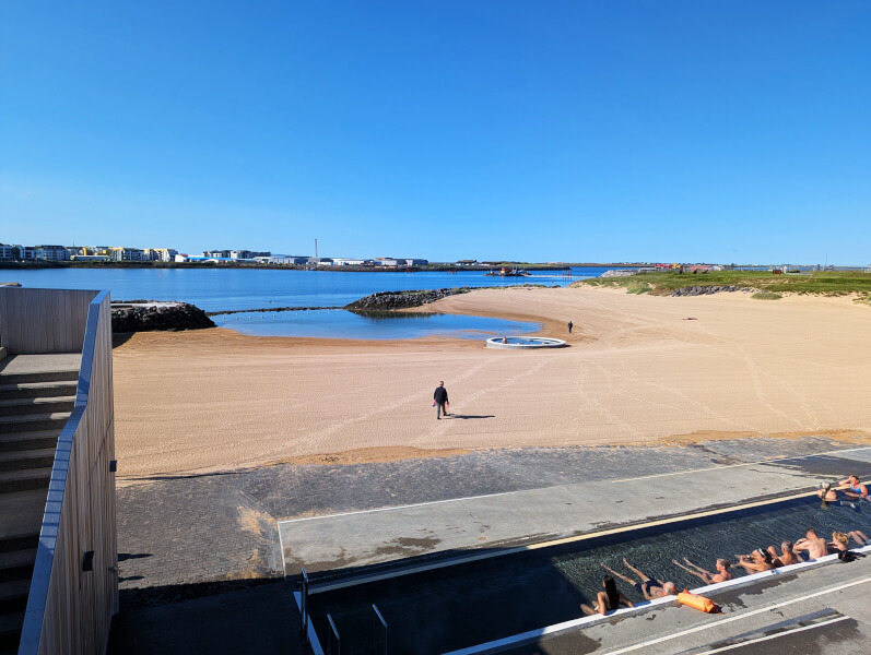 Urlaub in Island mit Kindern - 10 unvergessliche Lieblingsmomente - Strandbad Nauthólsvík in Reykjavik