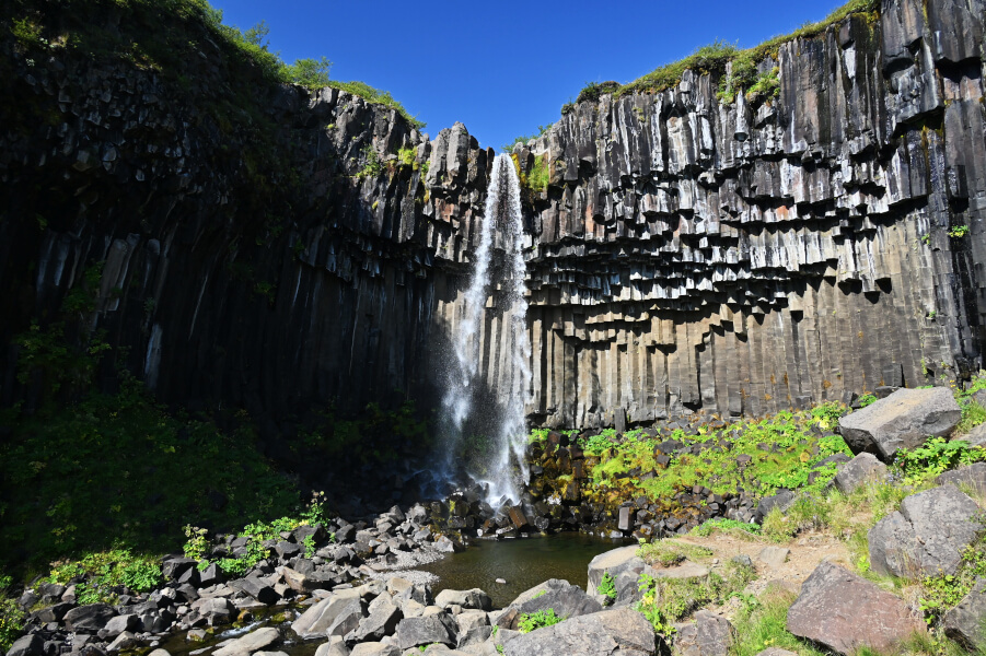 7 spannende Wasserfälle in Südisland mit Kindern entdecken - beeindruckender Svartifoss mit seinen sechseckigen Basaltsäulen