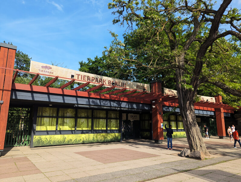 Pfingsten in Berlin mit Kindern zum verlängerten Wochenende - Eingang Tierpark Berlin Bärenschaufenster direkt neben der U-Bahn