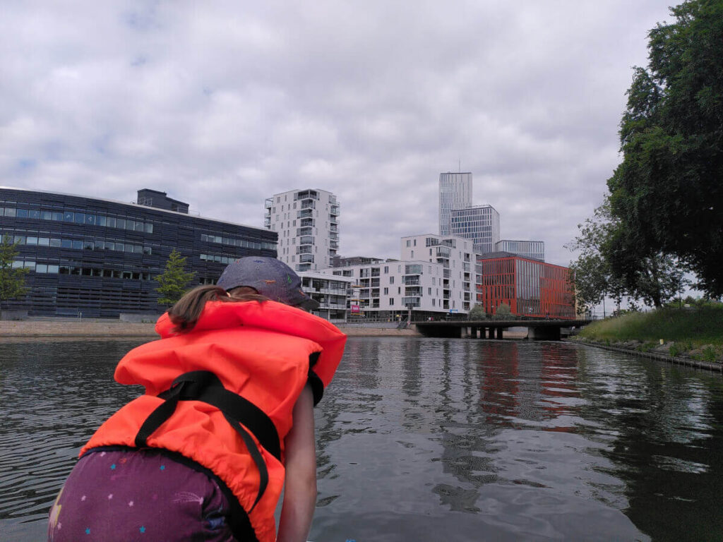 KI im Familienreiseblog - wie viel Persönlichkeit steckt (noch) im Text? - Tretboot fahren in Malmö, echte Freude bei Kindern