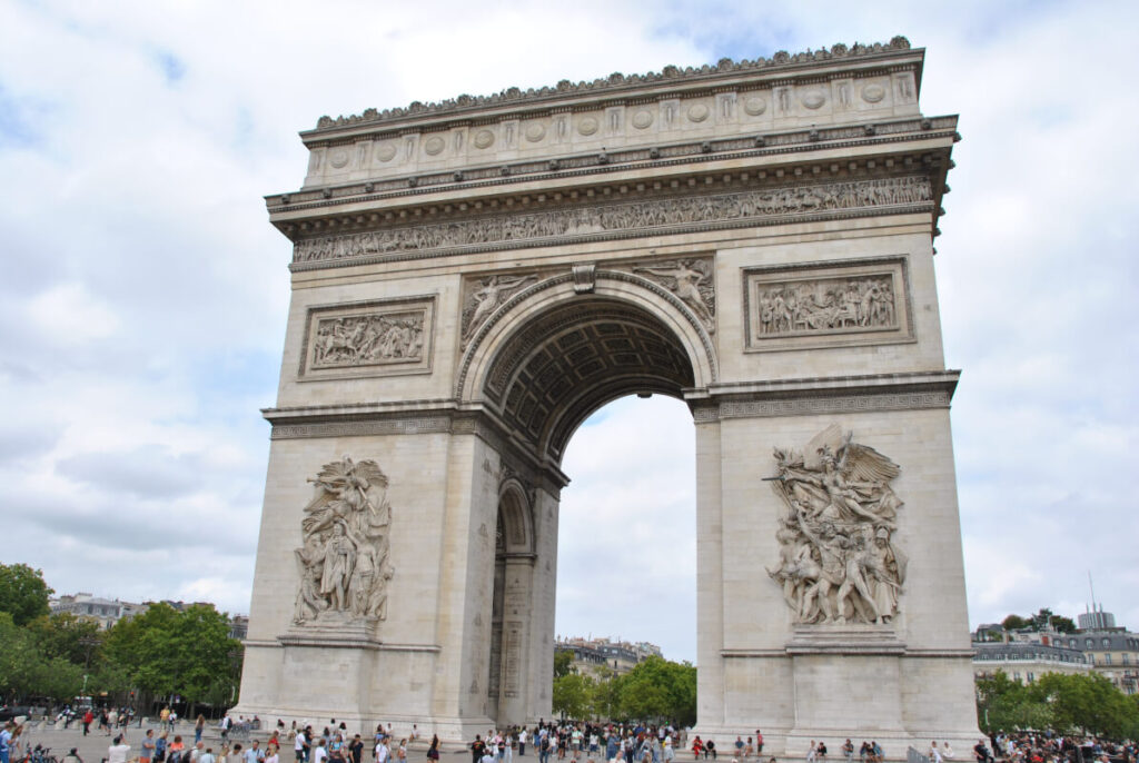 Paris mit Kindern – 10 Sehenswürdigkeiten im Familientest - Arc de Triomphe Triumphbogen