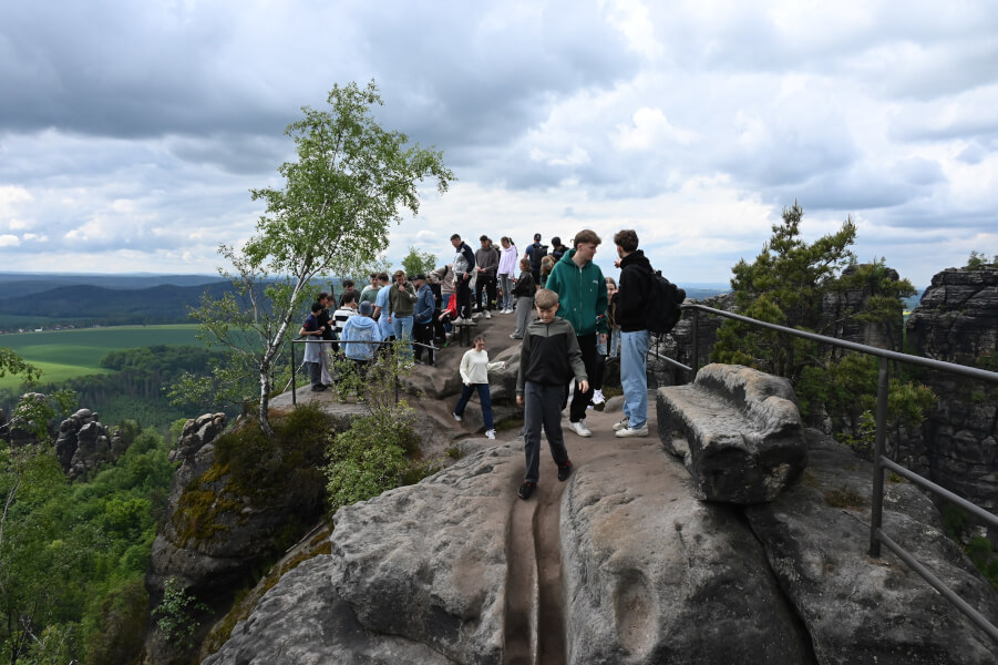 Schrammsteine mit Kindern - Abenteuerspielplatz sächsische Schweiz - Schrammsteinaussicht gut besucht