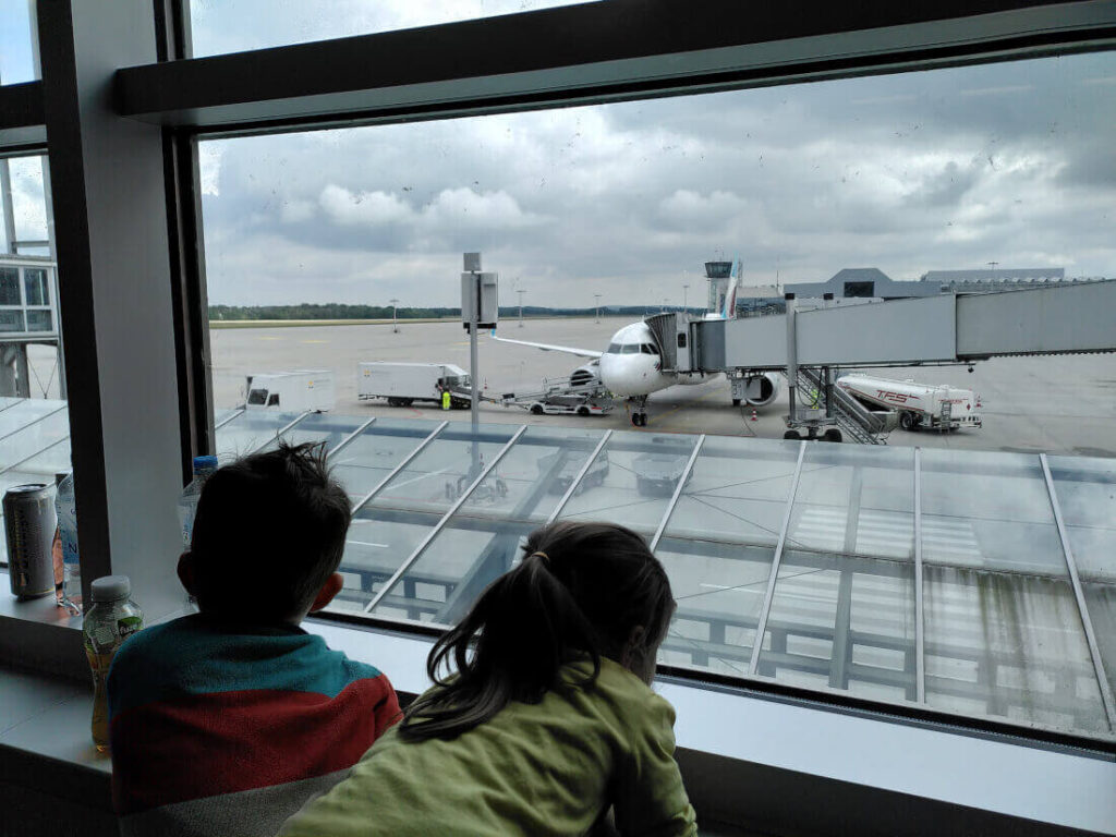 Familienurlaub auf Mallorca - Warten auf den Abflug am Flughafen Dresden