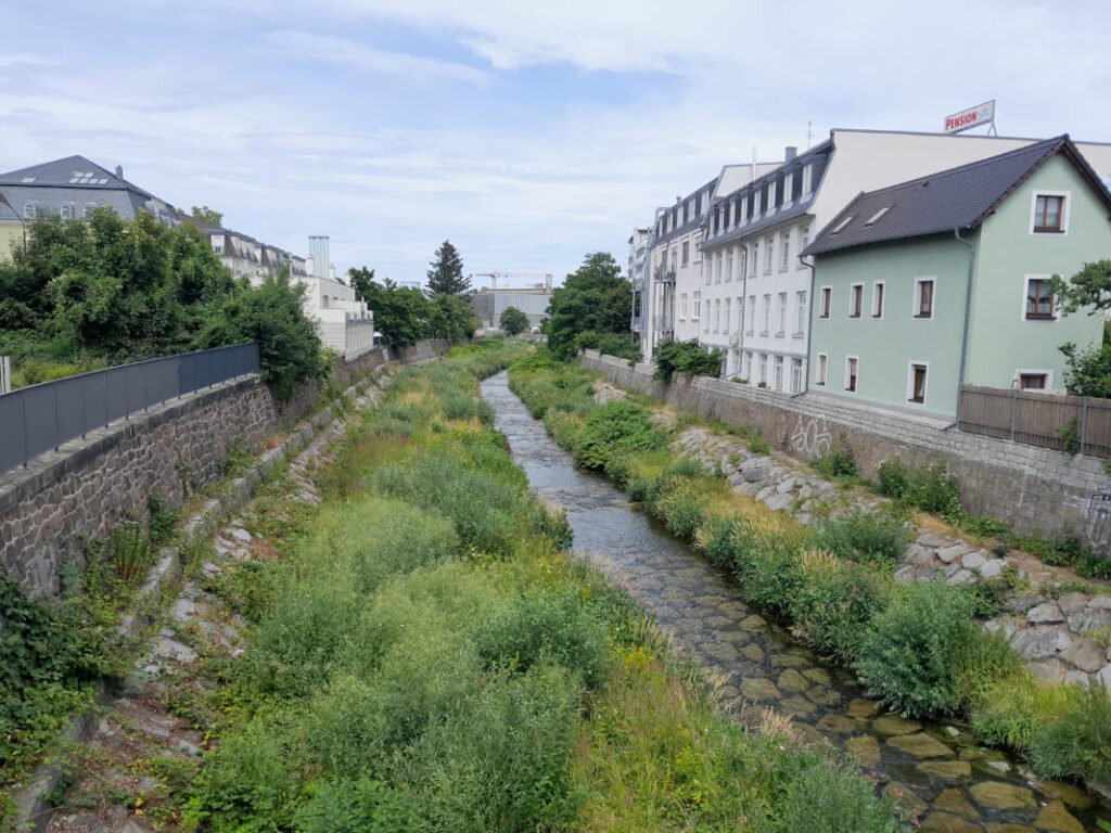Abkühlung mit Kindern in Dresden - Verlauf der Weißeritz