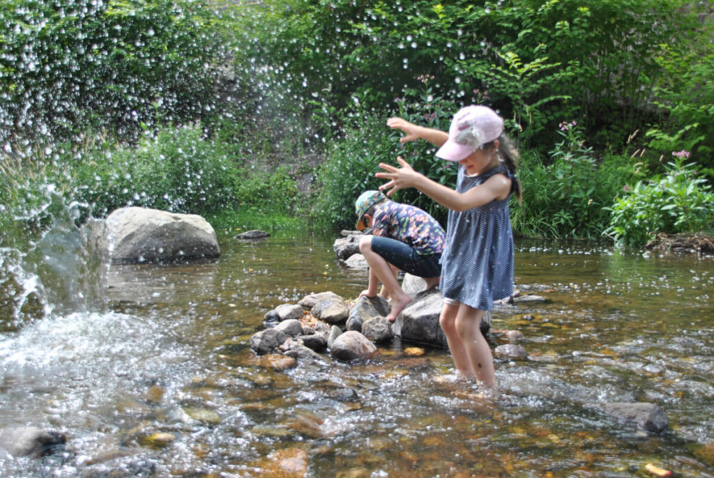 Abkühlung mit Kindern in Dresden - Wasserspaß an der Weißeritz