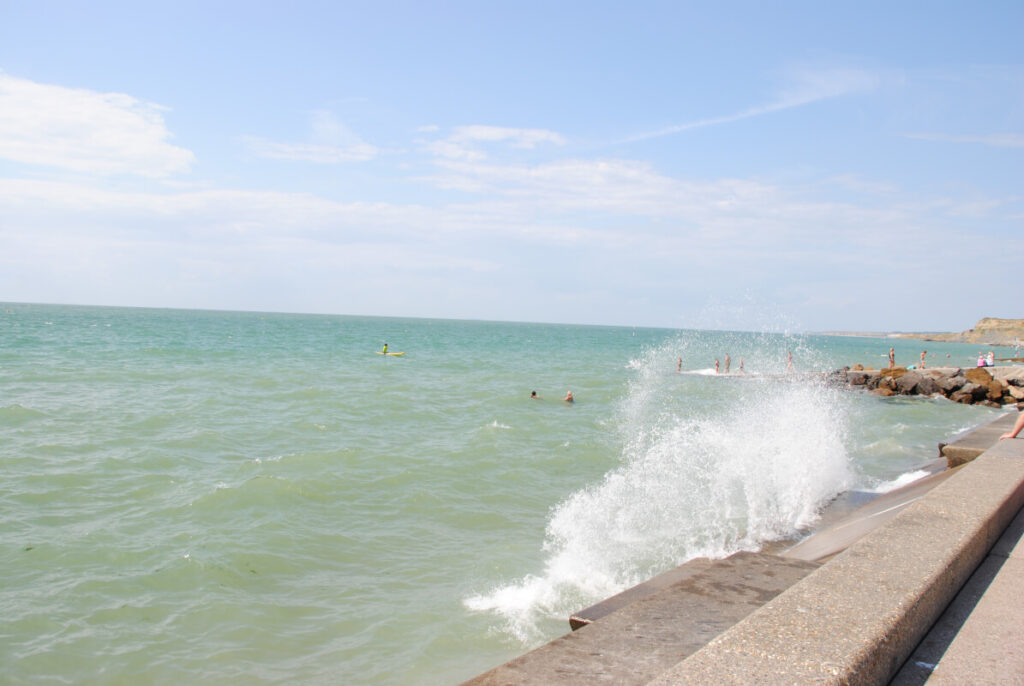 Urlaub mit Kindern in Nordfrankreich an der Opalküste - Wellenspaß am Strand von Wimereux