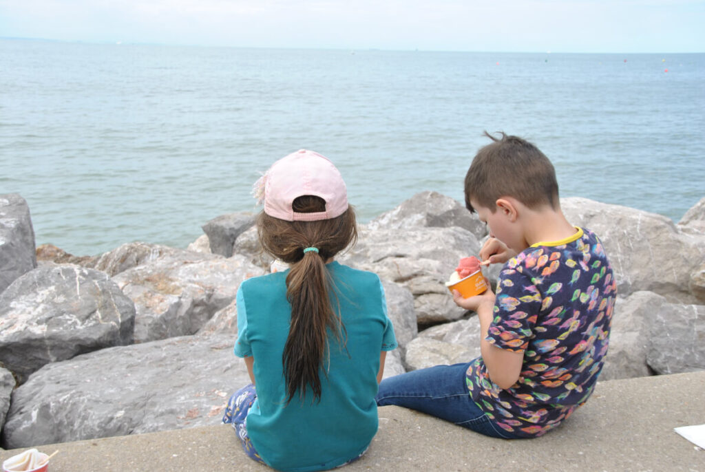 Urlaub mit Kindern in Nordfrankreich an der Opalküste - Eis essen mit Meerblick