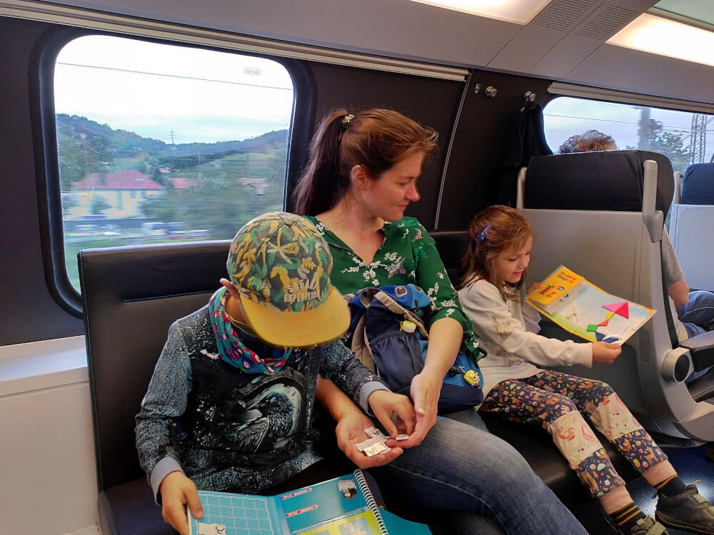 Städtereisen mit Kindern planen - Bahnfahren als entspannte Alternative zum Auto