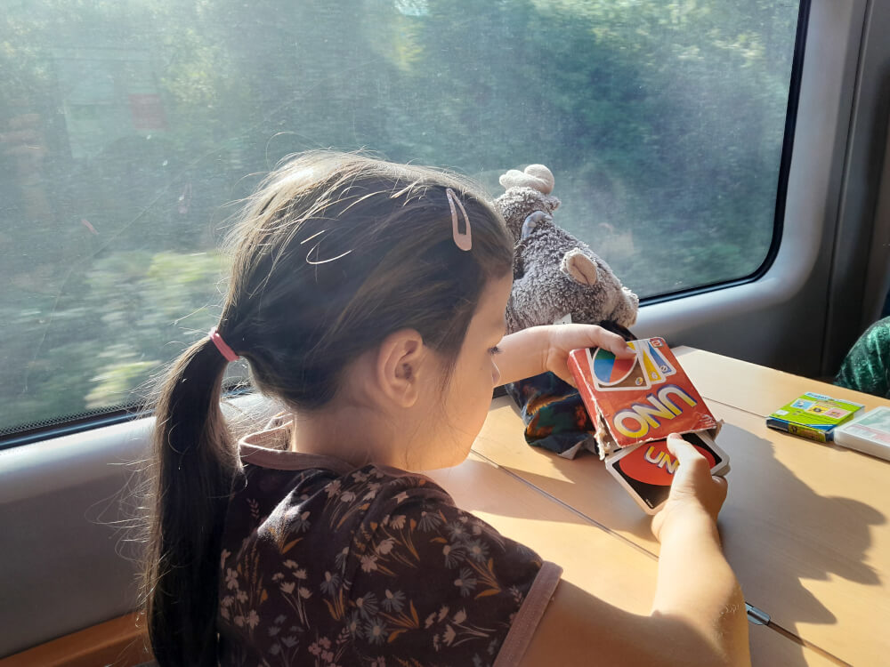 Bahnfahren mit Kindern - 10 erprobte Tipps für stressfreie Familienreisen