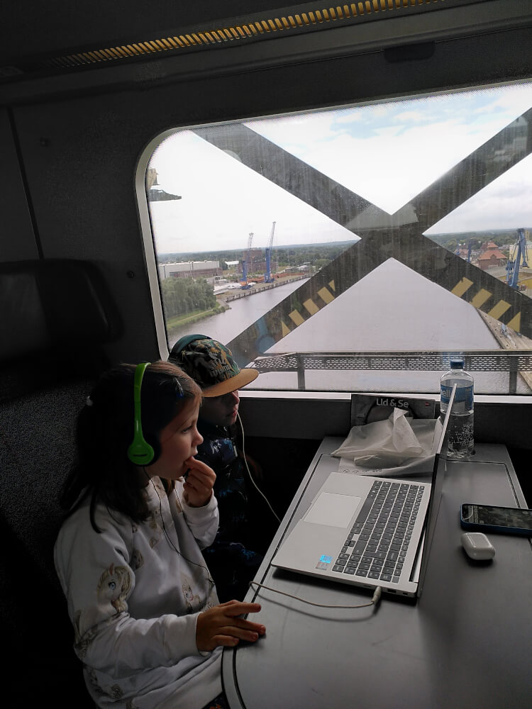 Bahnfahren mit Kindern - 10 erprobte Tipps für stressfreie Familienreisen