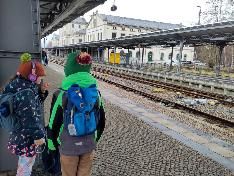 Liberec mit Kindern erleben - Warten am Bahnhof Zittau auf den Anschlusszug