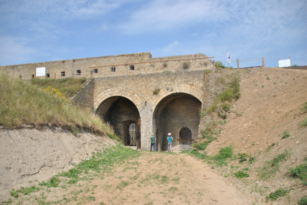 Calais mit Kindern entdecken - alte Festungsanlage am Meer