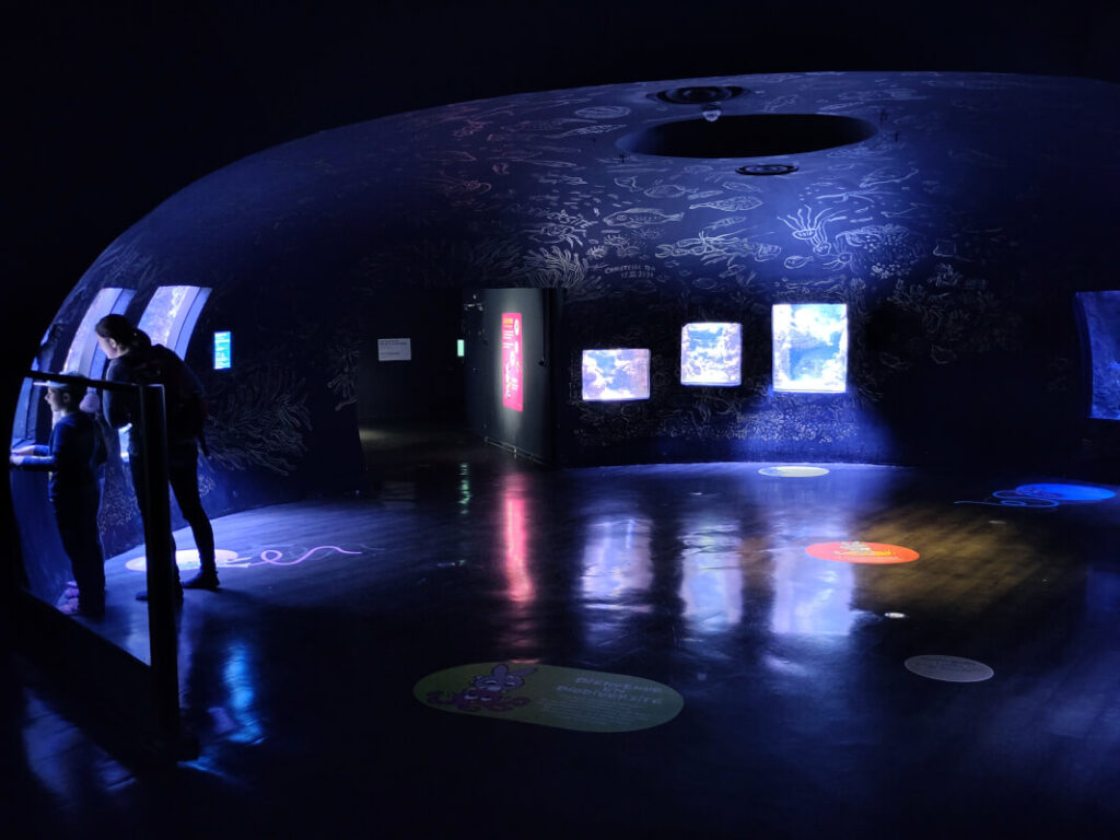 Aquarium Paris mit Kindern - dunkler Raum