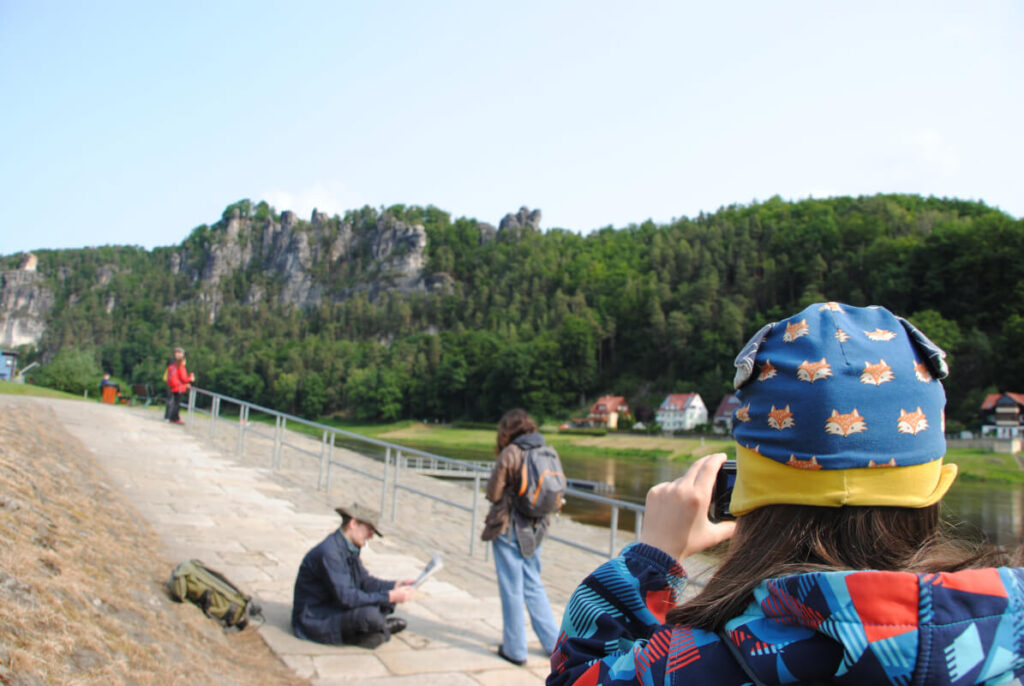 Mit Kindern zur Bastei wandern - Natur, Spaß & Abenteuer für die ganze Familie - Auf dem Weg zur Fähre
