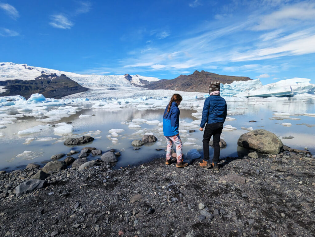 Urlaub in Island mit Kindern - 10 unvergessliche Lieblingsmomente - Ruhe am kleinen Gletschersee Fjallsárlón