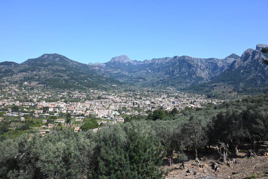 Mallorca Tren de Sóller mit Kindern – Blick auf Soller von der Bahnstrecke aus