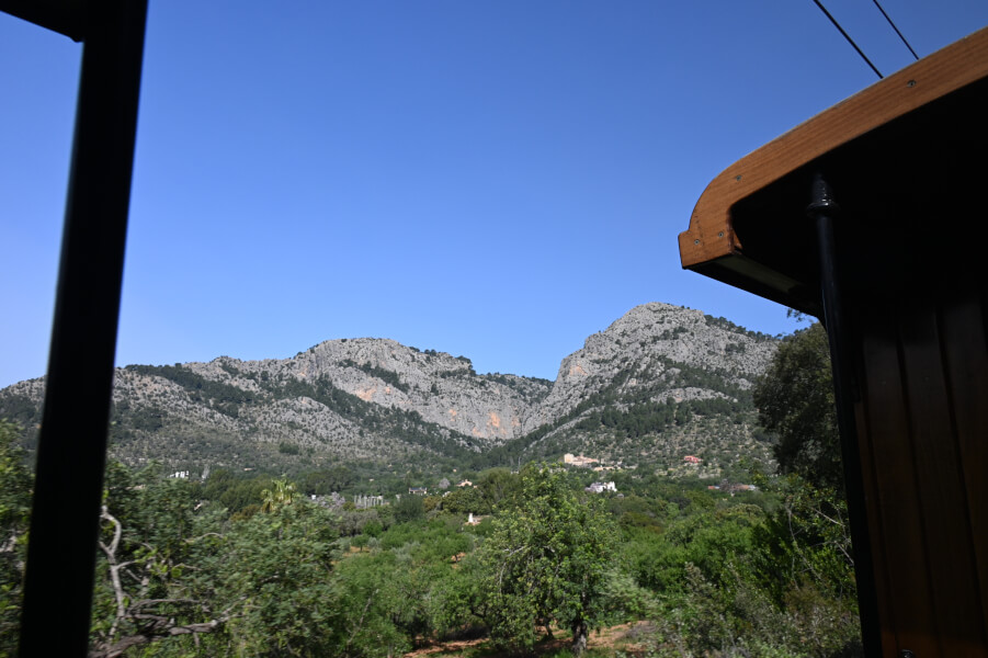 Mallorca Tren de Sóller mit Kindern – Blick auf die Serra de Tramuntana vom Zug aus